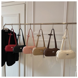 Sechs verschiedene Farben stylischer Boston-Handtaschen an einem Ständer mit Metallschloss