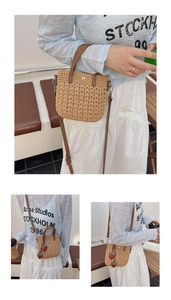 Détails du sac de plage tissé main avec anses en cuir marron et breloques fraises