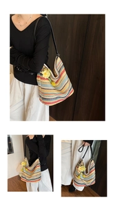 Borsa tote intrecciata a righe colorate con ciondolo a girasole e tracolla in pelle nera