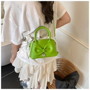 Détail du sac seau vert à nœud avec pendentif cœur et doublure intérieure à cordon