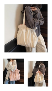 Viste dettagliate delle borse tote in tela con coulisse beige e rosa e texture