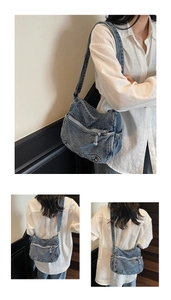 Dettaglio della borsa a tracolla in denim lavato con tasche multiple e cinturino