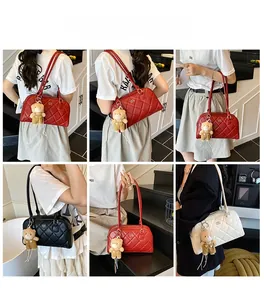 Vues détaillées de sacs à bandoulière matelassés en rouge, noir et blanc avec ours