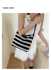 Détail du sac fourre-tout tissé à rayures noires et blanches avec une texture en maille