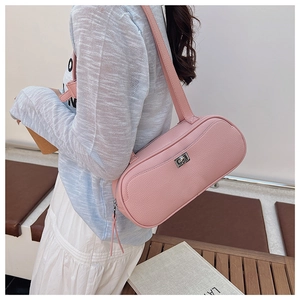 Detail der rosa Unterachseltasche aus Leder mit Lychee-Narbung und Metalldrehverschluss
