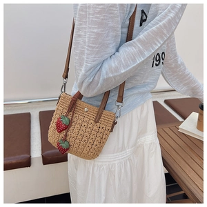 Détails du sac de plage tissé avec poignées en cuir et breloques fraises pour l'été