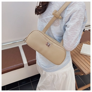 Nahaufnahme der beigen Schultertasche aus Lychee-Leder mit silbernem Drehverschluss