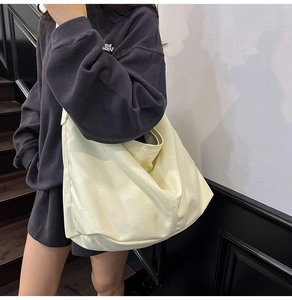 Primer plano del bolso hobo de lona blanco roto ligero con diseño interior espacioso