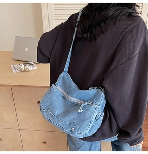 Vista posteriore della borsa a tracolla in denim blu in un ambiente accogliente
