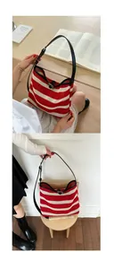 Détail du sac cabas en maille rayée rouge et blanc avec sangles et fermoir en cuir