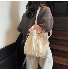 Dettaglio della borsa tote trapuntata bianco off-white con coulisse e fodera rosa