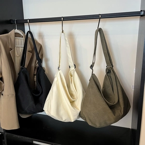 Bolsos tote de lona grandes en negro, beige y verde oliva con correas ajustables