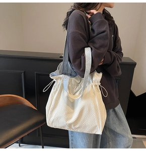 Dettaglio della borsa tote in nylon con texture a nido d'ape e chiusura a coulisse