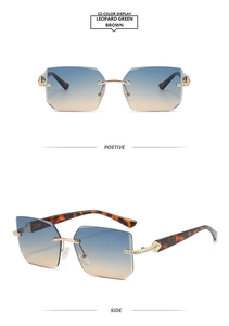 Détail de lunettes Y2K sans monture avec verres dégradés et branches léopard serties de diamants