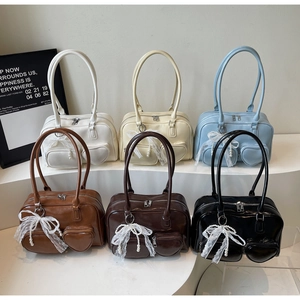 Multiple colors of retro high-gloss shoulder bags featuring heart pockets and lace charms