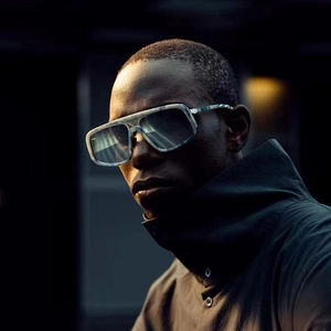 Detailansicht der futuristischen Oversized-Sonnenbrille mit marmoriertem Rahmen
