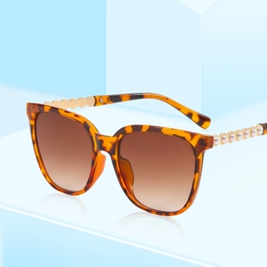 Fashion square tortoiseshell sunglasses with brown gradient lenses and pearl-inlaid temples