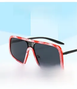 Detail einer quadratischen Oversize-Sonnenbrille mit roter Marmorierung und Netzsteg