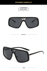 Detaillierte Vorder- und Seitenansicht der schwarzen quadratischen Sonnenbrille mit Steg