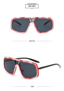 Vorder- und Seitenansicht einer großen quadratischen Sonnenbrille mit rot-weißer Textur