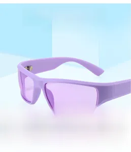 Detail von lila quadratischen Sportsonnenbrillen auf einem geometrischen Podest