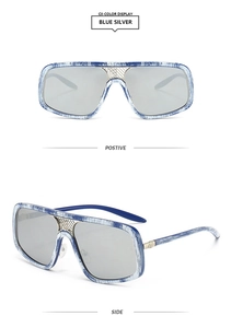 Detailsicht der blauen und silbernen quadratischen Sonnenbrille mit Marmortextur