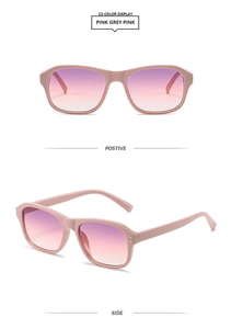 Détails de lunettes de soleil carrées roses avec verres dégradés roses et décorations de rivets en argent