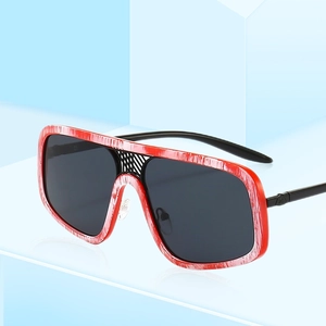 Modische quadratische übergroße Sonnenbrille mit Marmormuster auf blauem Hintergrund
