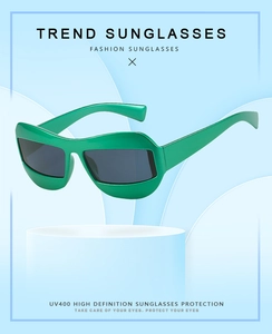 Détail de lunettes de soleil futuristes vert néon avec protection UV400 sur socle bleu