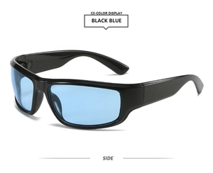 Seitenansicht der C8 Sportsonnenbrille mit schwarzem Rahmen und hellblauen Gläsern