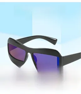 Gros plan de lunettes de soleil carrées futuristes avec verres réfléchissants bleu-violet