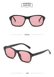 Vues détaillées de lunettes de soleil carrées rétro avec monture noire et verres roses
