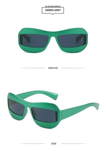 Gros plan de lunettes de soleil carrées vertes avec verres gris, vues de face et de profil