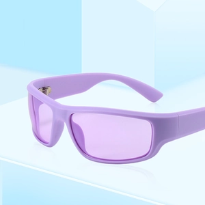Moderne quadratische Sportsonnenbrille mit lila mattem Finish und bunten Gläsern