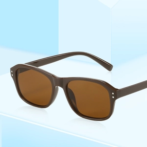 Lunettes de soleil carrées rétro à monture marron épaisse avec rivets en vue latérale