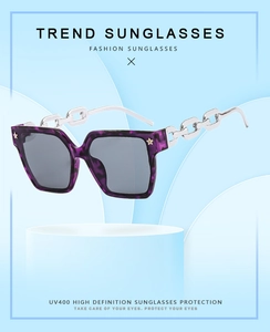 Détail de lunettes de soleil écaille violette avec branches chaîne argentée et UV400