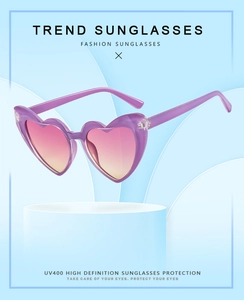 Vue détaillée des lunettes de soleil en cœur avec verres dégradés et protection UV400
