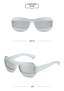 Vue détaillée de lunettes futuristes argentées montrant les cadres avant et latéraux