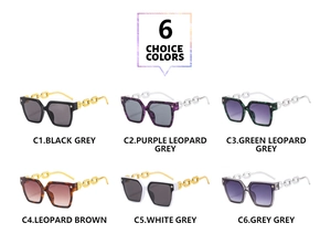 Collection de six lunettes de soleil carrées avec branches en chaîne et détails d'étoiles