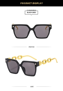 Détail des lunettes de soleil noires carrées avec clous en étoile et branches chaîne