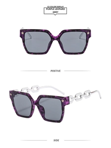 Vue détaillée des lunettes léopard violettes avec branches chaînes et étoiles dorées