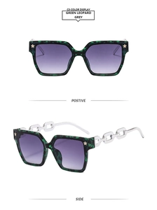 Détails de lunettes de soleil léopard vert avec branches en chaîne argentée et étoiles