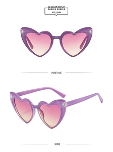 Vue détaillée des lunettes de soleil en cœur avec monture violette et verres dégradés