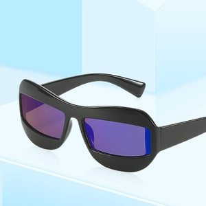 Lunettes de soleil carrées futuristes avec monture noire et verres réfléchissants violets
