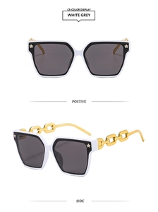 Vue détaillée de lunettes carrées blanc et gris avec branches chaîne en métal et étoiles