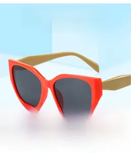 Gros plan de lunettes œil-de-chat rouges avec verres gris sur support géométrique