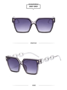 Détail de lunettes de soleil carrées avec verres dégradés violets et branches chaîne argent