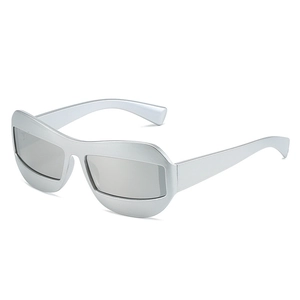 Lunettes de soleil Y2K argentées futuristes avec large monture et verres miroirs
