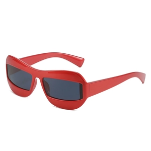 Lunettes de soleil carrées Y2K futuristes avec monture rouge épaisse et verres gris