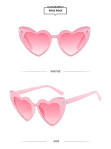 Vues de face et de côté des lunettes de soleil roses en forme de cœur tendance